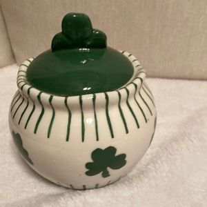 Mesa International Shamrock Warner, New Hampshirew with a lid
